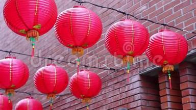 美丽的圆形红灯笼挂在古老的传统街道上，中国农历新年的概念，特写。 下面